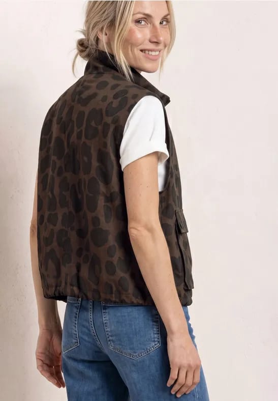 Vest met opstaande kraag en leopatroon