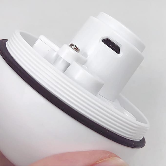Interactieve kattenspeelgoedbal USB oplaadbare LED-rollende bal Zelfroterende anti-kras-achtervolging roze