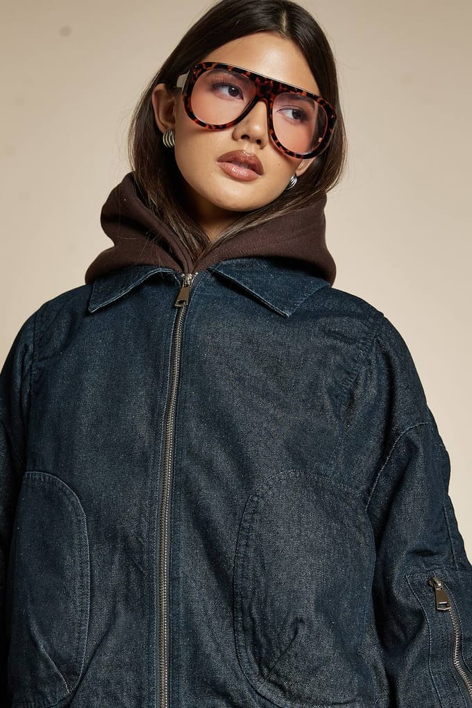 boohoo Dames Bomberjacket van denim met gerafelde mouwen | Donker Indigo | Maat: 40