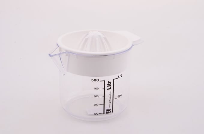 Citruspers keukenhulp wit 0.5L met maatbeker en schenktuit.
