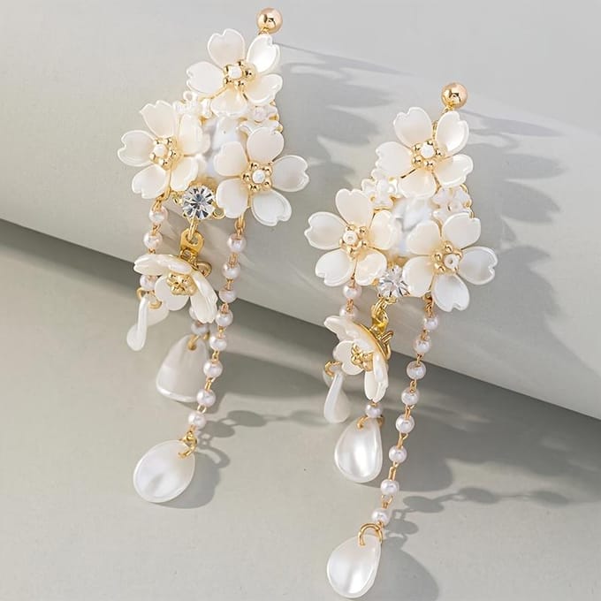 Prachtige Witte Bloem Design Hangende Oorbellen Elegante Eenvoudige Stijl Legering Sieraden Bruiloft Accessoires wit