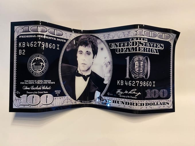 Tony Montana dollar sculpture op plexiglas 65x33cm