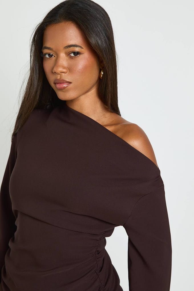 boohoo Dames Wijdvallende Mouwen Off-Shoulder Gerimpelde Mini Jurk | Chocoladebruin | Maat: 38