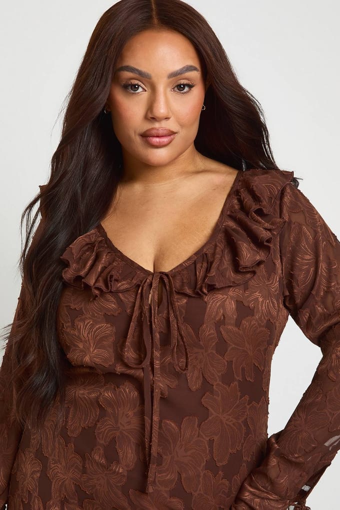 boohoo Dames Plus Burnout Chiffon Ruffle Midaxi Jurk | Chocoladebruin | Maat: 46