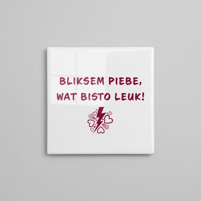 Keramische Tegel met Grappige Dialect Tekst “Bliksem Piebe, Wat Bisto Leuk!” – Speelse Wanddecoratie – 15 x 15 cm