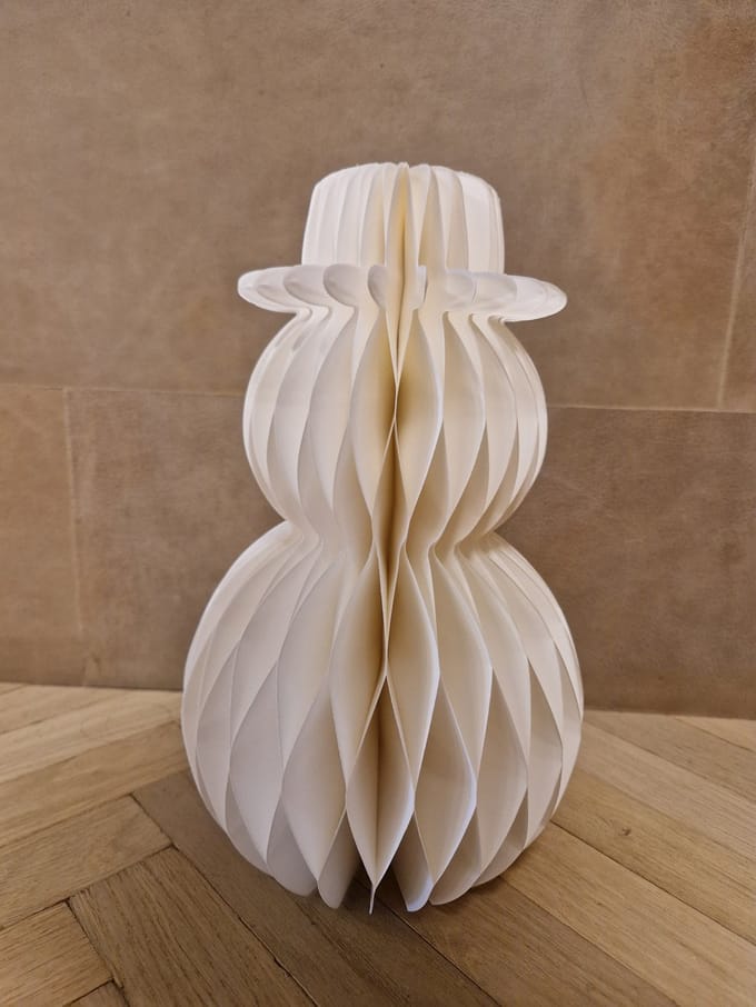 Decoratieve papieren Sneeuwpop met magneet - wit - 32x17cm