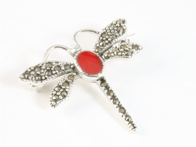 Zilveren libelle broche met carneool