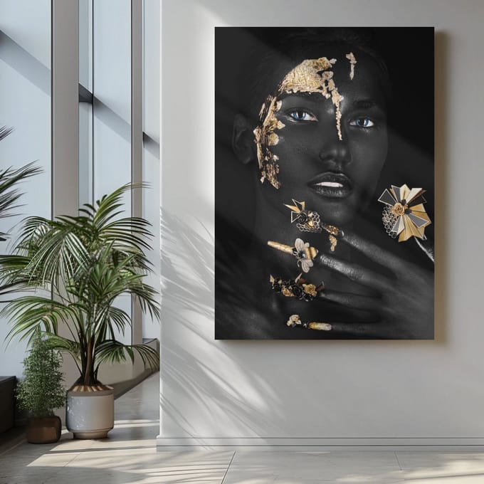 Canvas Schilderij - Vrouw gezicht - Zwart - Goud - 90x60x2 cm