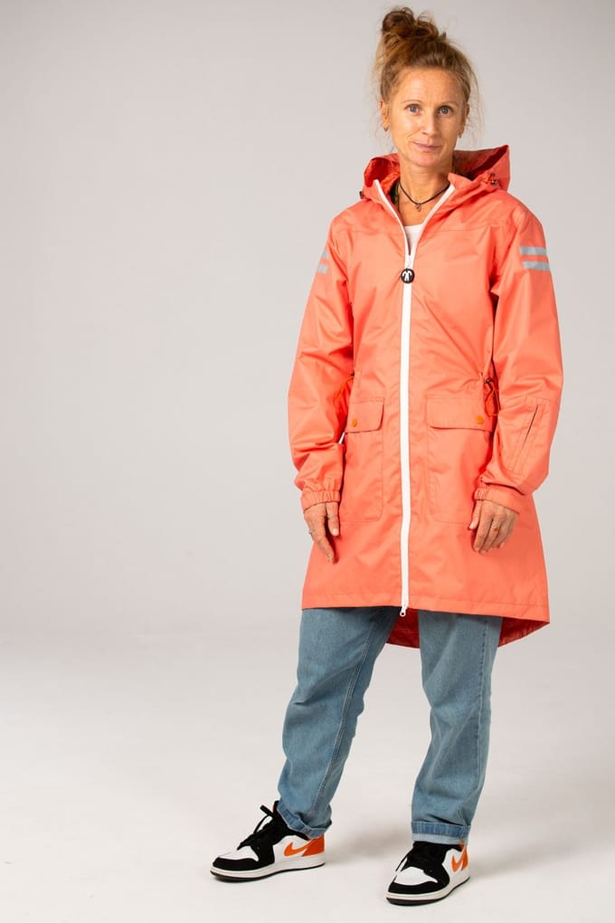 Ducksday - Regenjas Dames - Waterdicht - Parka met Capuchon - Reflecterend - Half Lang Model - Gevoerd - Koraalrood - Maat Large - 40/42