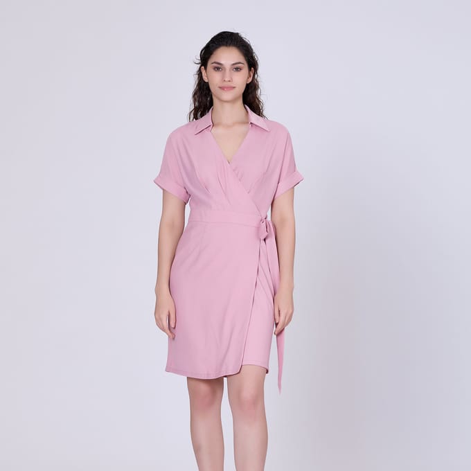 Wikkel minimalistische kleding en Italiaanse kraag