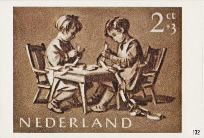 Briefkaart met afbeelding kinderen freubelen aan tafel postzegel