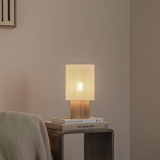 Envostar Asolita tafellamp houten voet kap wit