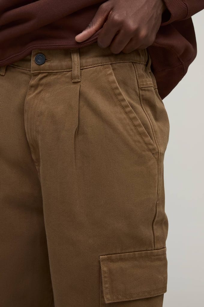 Broek met brede pasvorm, half & half tailleband, cargozakken en gewassen twill | Tobacco | Size Medium