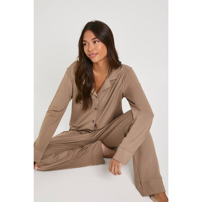 boohoo Dames Soft Touch pyjamaset met overhemd met knoopsluiting en broek | Mokka | Maat: 36