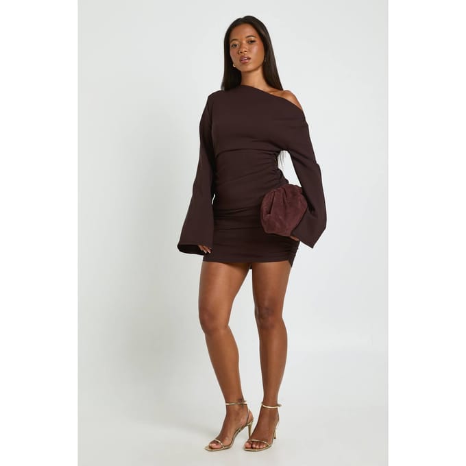 boohoo Dames Wijdvallende Mouwen Off-Shoulder Gerimpelde Mini Jurk | Chocoladebruin | Maat: 38