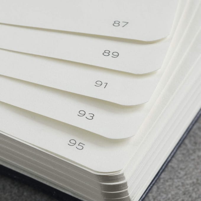 Groot Notitieboek A4 Linnen Kaft Geruit Zwart Met Elastiek en Index