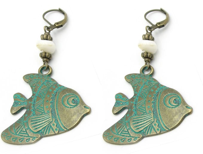 Oorbellen boho stijl met groen goud metalen visje en kraal van echte schelp