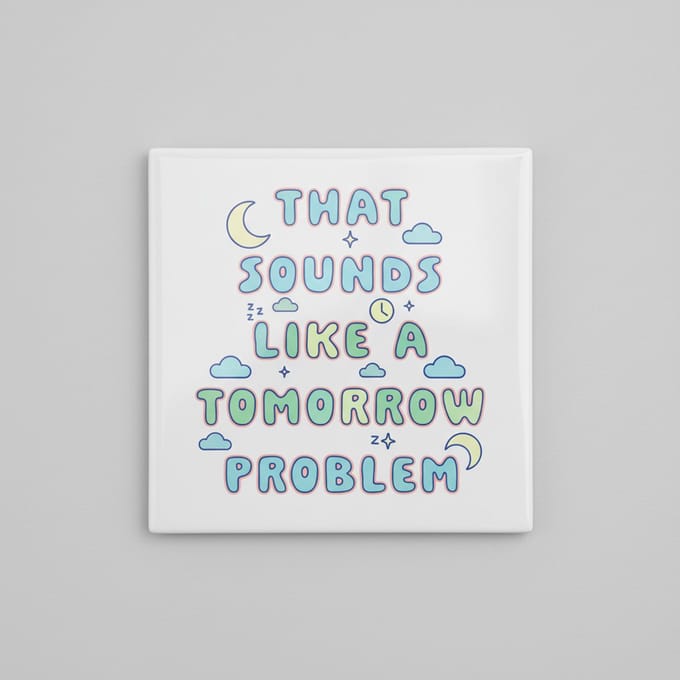 Grappige Quote Keramische Tegel – “That Sounds Like a Tomorrow Problem” – Speelse Woondecoratie – 15 × 15 cm