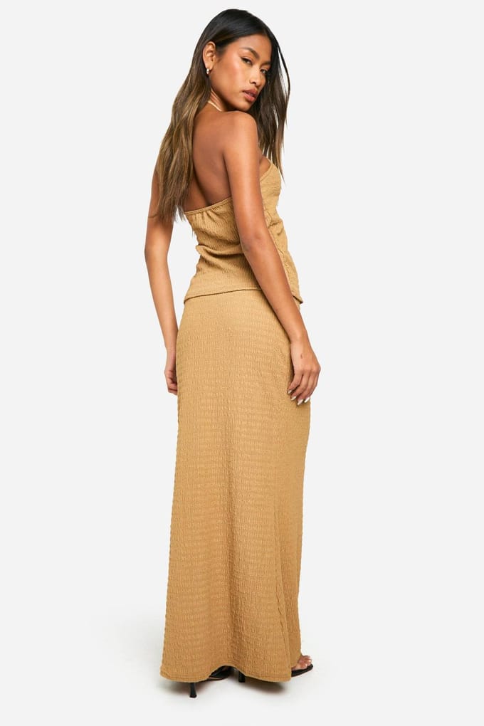 boohoo Dames Textured Crinkle Halter & Flared Hem Maxi Rok | Camel | Maat: 34