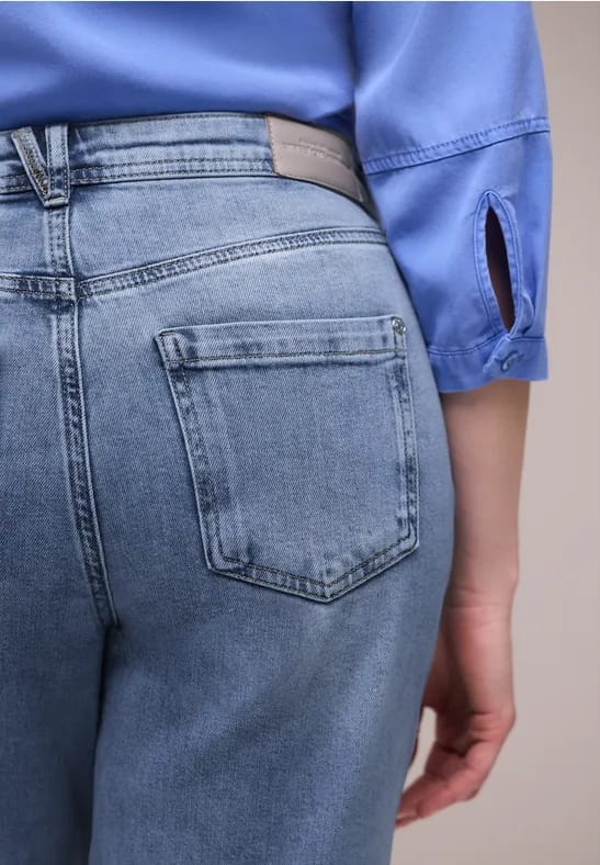 High Waist Barrel Leg jeans in Loose Fit