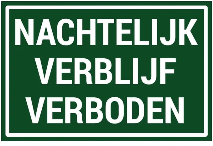Nachtelijk verblijf verboden sticker | 45 x 30 cm