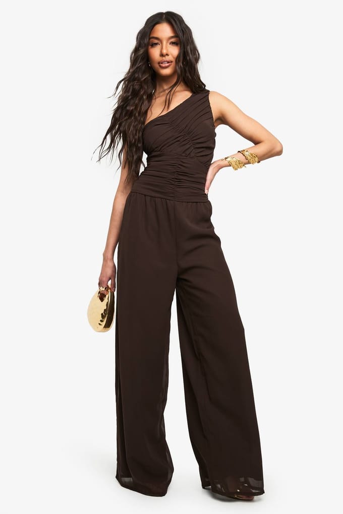 boohoo Dames Chiffon One-Shoulder Jumpsuit met geplooide details | Chocolate | Maat: 8