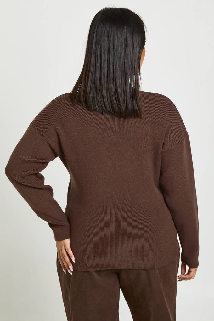 boohoo Dames Plus Gouden Knoop Split Zoom Compact Gebreid Vest | Mokka | Maat: 24-26
