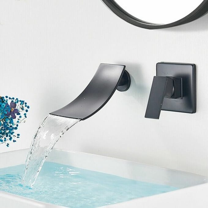 Zwarte wand gemonteerde wastafelkraan met design uitloop