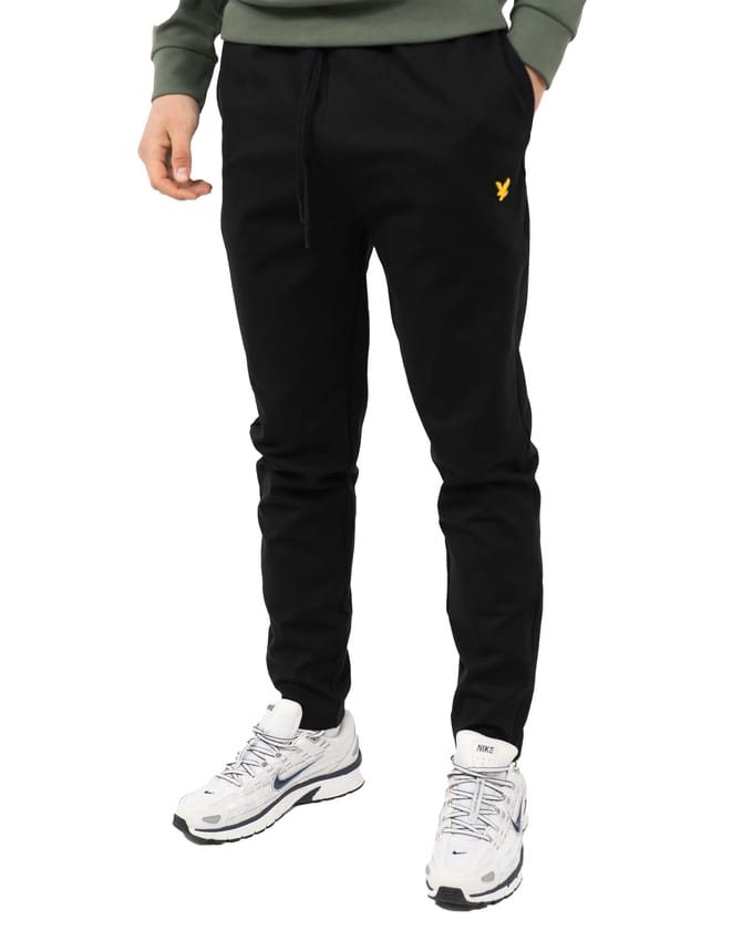Lyle & scott fly fleece trainingsbroek in de kleur zwart.