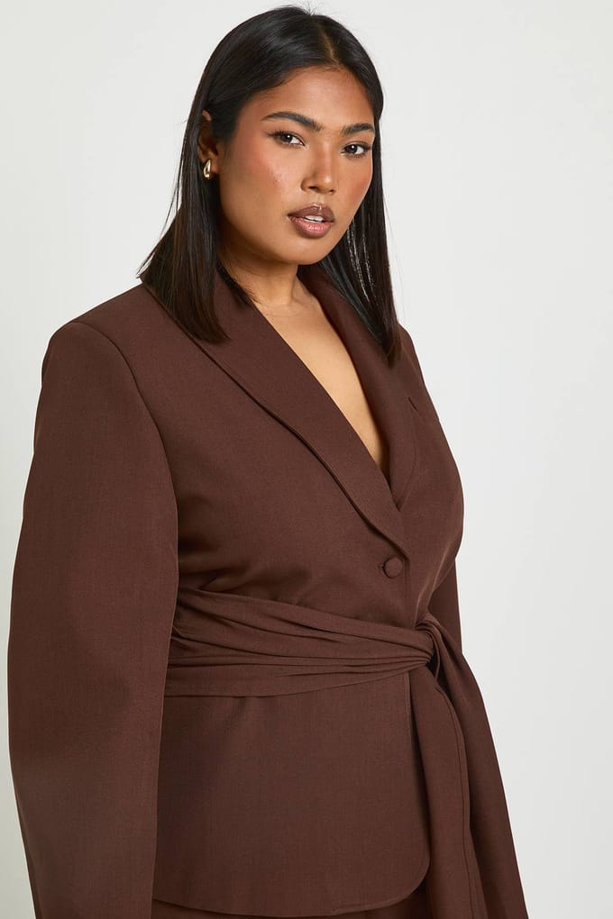 boohoo Dames Plus Obi Blazer met Strikceintuur | Chocoladebruin | Maat: 48