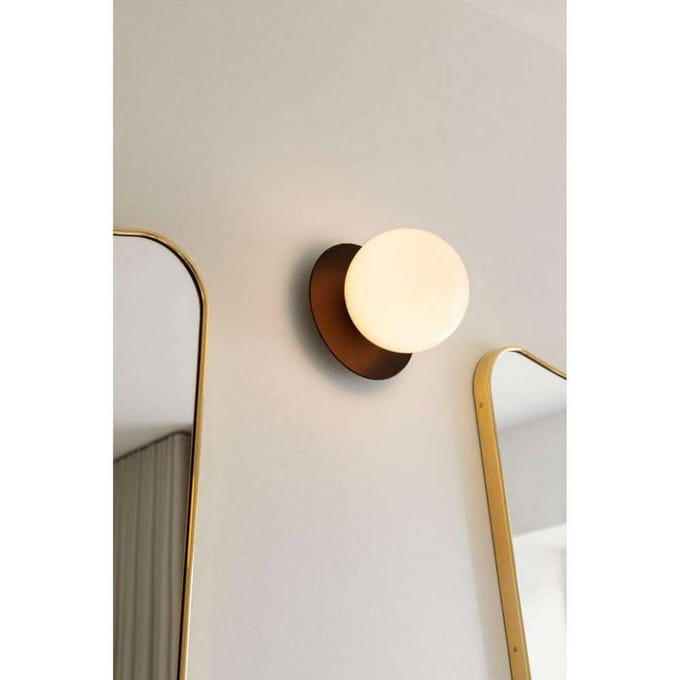 Nuura Aps Nuura wandlamp Liila 1 Medium, brons/opaal, IP44, G9