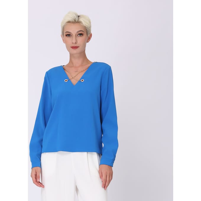 V -neck blouse en decoratieve ketting