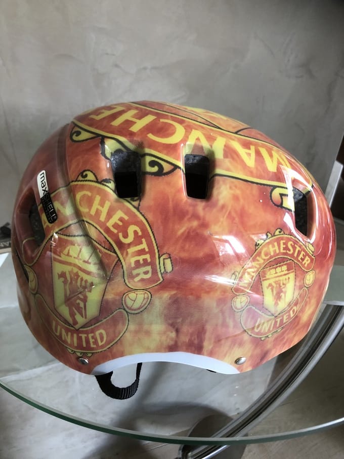 Safeways-helmets, uniek ontwerp KED helm Risco ManUnited. L is 57-62cm