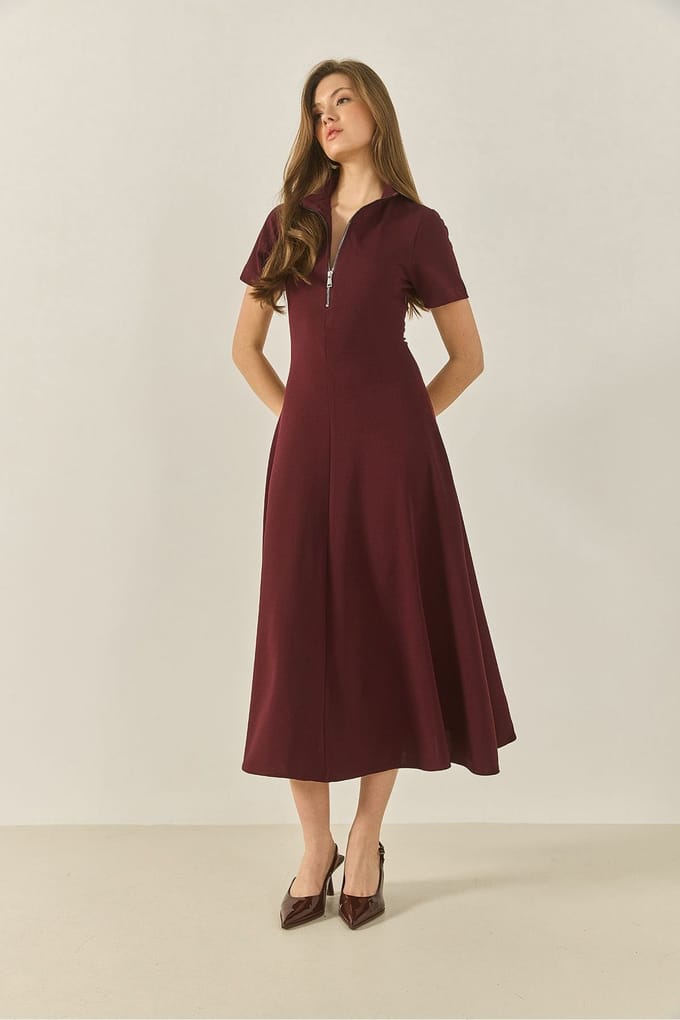 Aansluitende Midi-jurk met Ritskraag