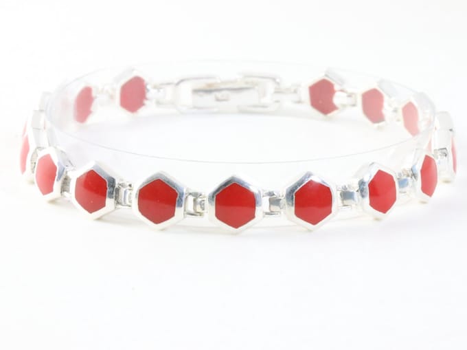 Zilveren armband met rode koraal steen