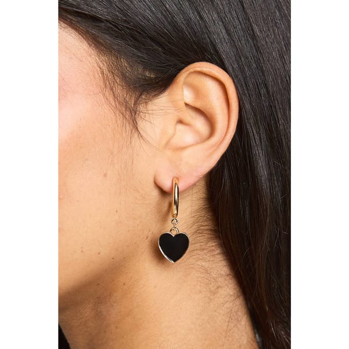 boohoo Dames Zwarte emaille hartvormige drop hoop oorbellen | Goud