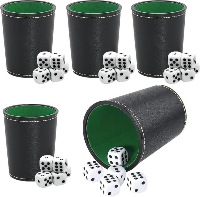 Set van 5 leren dobbelbekers met 25 dobbelstenen voor spelavonden