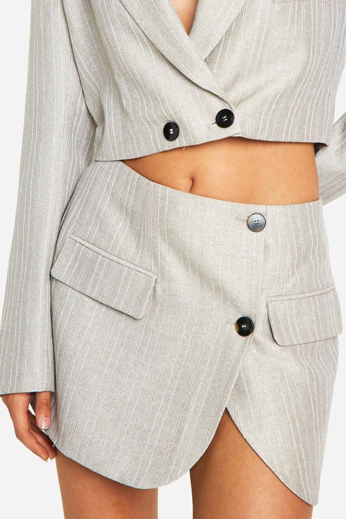 boohoo Dames Premium Pinstripe Wrap Front Micro Mini Rok | Stone | Maat: 8