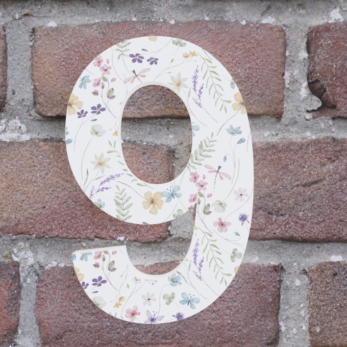 Huisnummer Arial 9 wit met bloemen - Maat: Groot (20 cm) - zelfklevend - Huisnummerbord