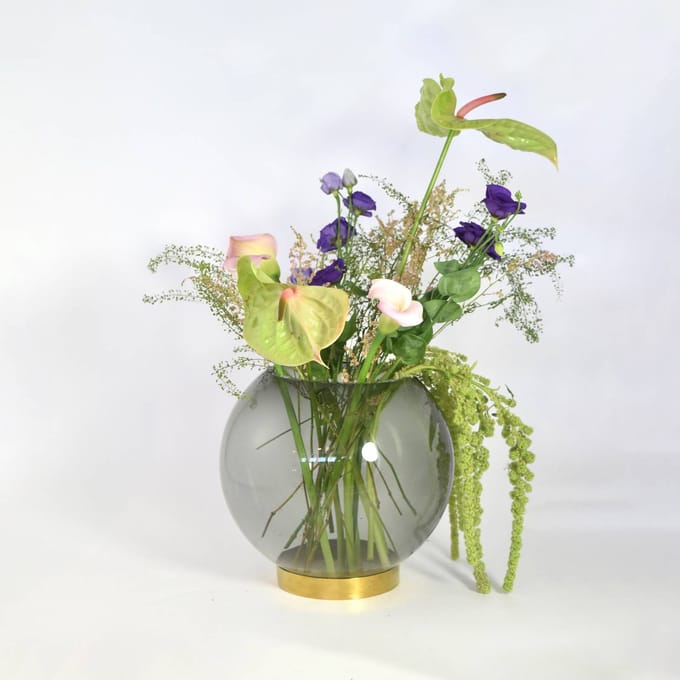 AYTM Vaas Globe, Ø 17 cm, rookgrijs / goud, glas, roestvrij staal