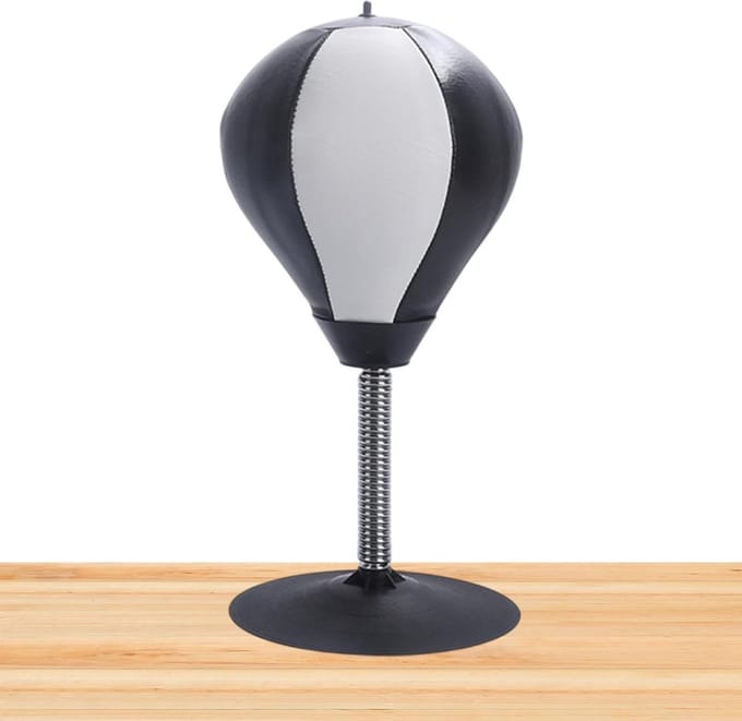 Desktop Bokszak - Stress Bal - Stress Verminderen - Sterke Zuignap - 37 cm Hoog - Zwart en Wit