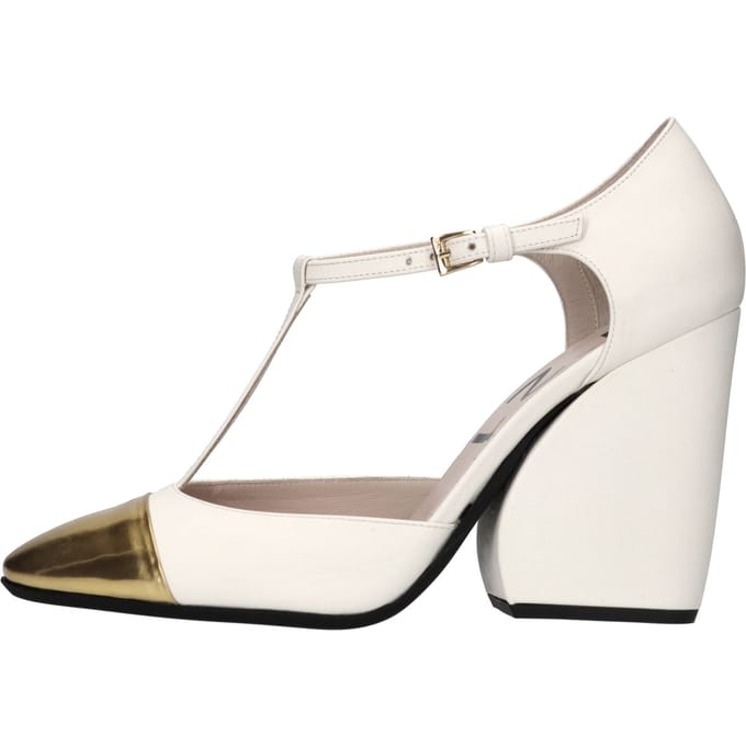 N°21 Schoenen met witte hakken