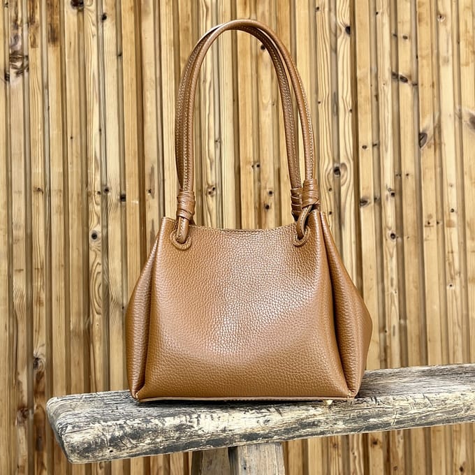 Schoudertas, enigszins vierkant model, in cognac