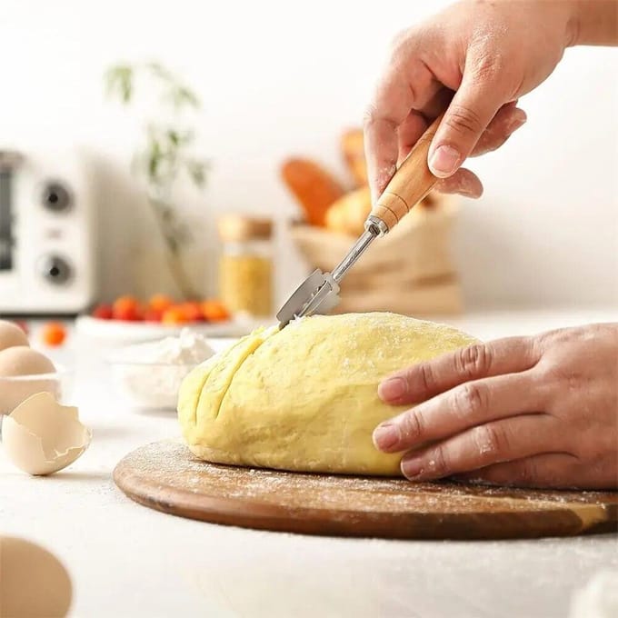 Broodschrijfhulpmiddel met houten handvat en bakkersdeegschrijfmes white