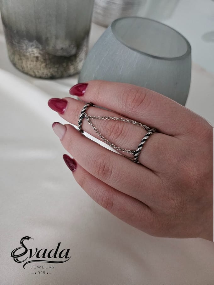 925 Sterling Zilver Ring – Dubbele Ring met Ketting – Gedraaid Touw Design – Verstelbare Statement Ring – Evada Jewelry
