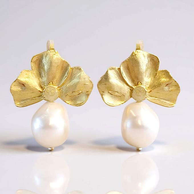 Cavill - 925 Sterling Zilver Vergulde Oorbellen - Witte Zoetwaterparels 11x10 mm - Fancy Bloemmotief - Elegant Dames Sieraad