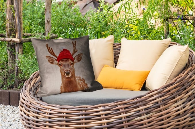 Buitenkussen Weerbestendig - Hert - Kerst - Muts - Dieren - Winter - Grappig - 50x50 cm