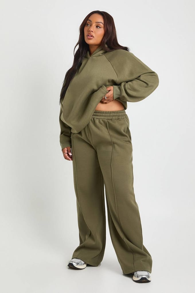boohoo Dames Plus Core Basic Pintuck Detail Diepe Tailleband Wijde Pijpen Jogger | Kaki | Maat: 44