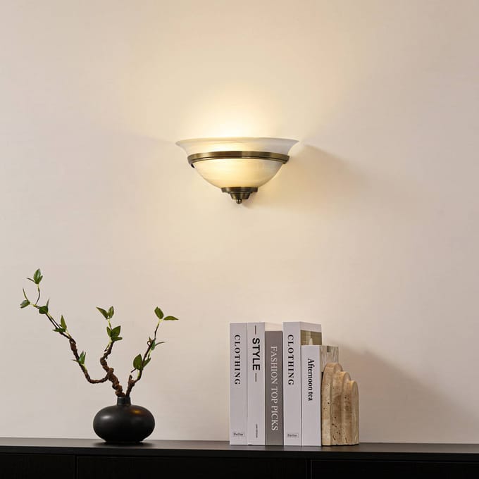 Lindby - Wandlamp - 1licht - Glas, metaal - H: 15.5 cm - E27 - wit gesatineerd, oud messing