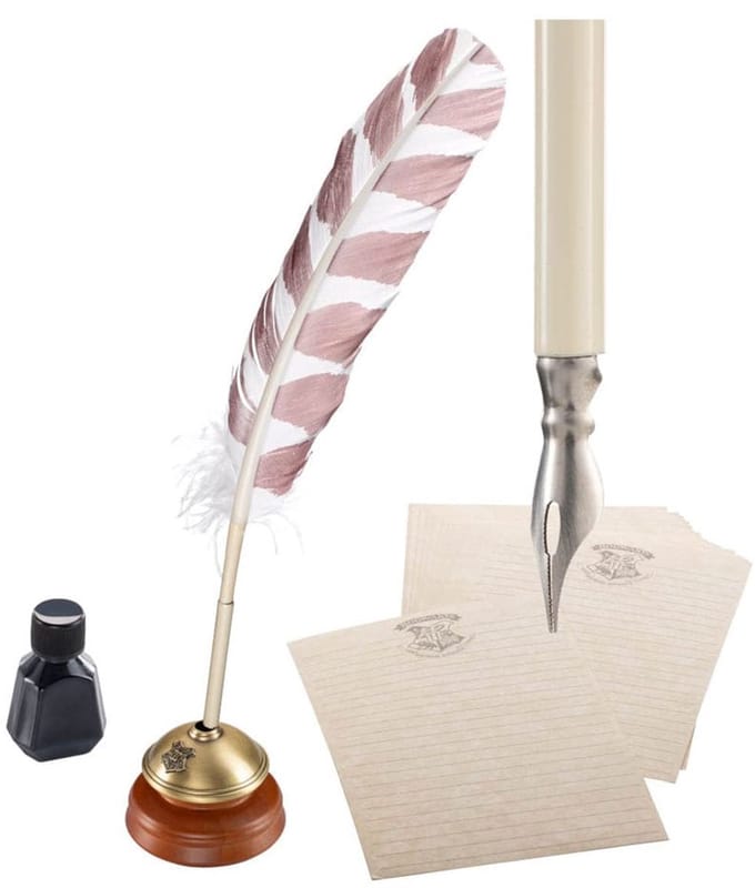 Noble Collection Harry Potter Replica Hogwarts / Zweinstein Writing Quill met Hogwarts / Zweinstein Headed Paper 31 cm Replica: down-scaled